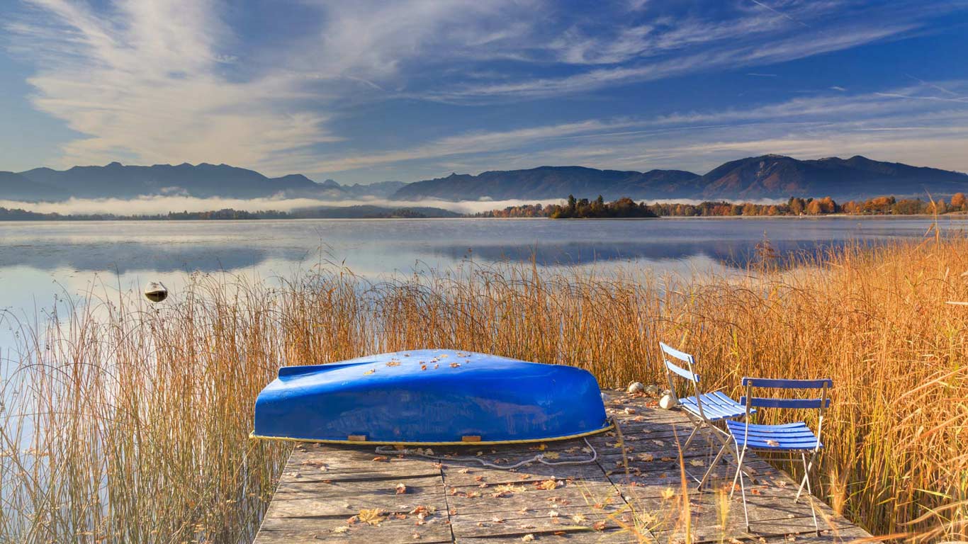 Blaues Ruderboot am herbstlichen Staffelsee, Bayern, Deutschland (© Frank Lukasseck/Corbis)(Bing Deutschland)