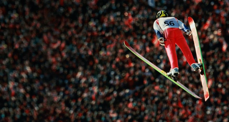 Skispringer im Flug mit Blick auf das Publikum – Action Plus/Stone/Getty Images &copy; (Bing Germany)