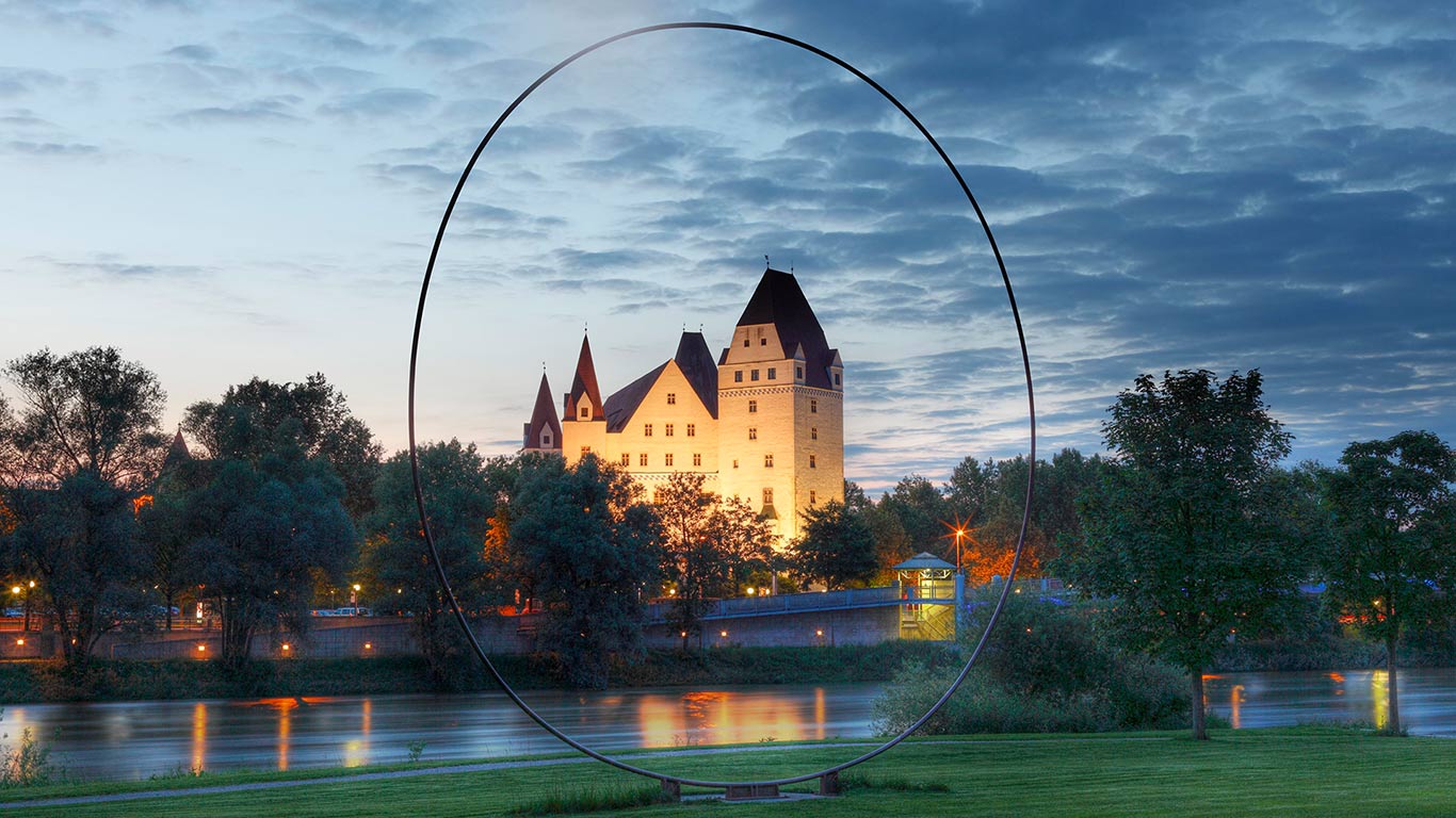 Skulptur „Das Auge“ von Paul Fuchs und das Neue Schloss, Ingolstadt, Bayern, Deutschland (© Martin Siepmann/imageBROKER/Aurora Photos)(Bing Deutschland)