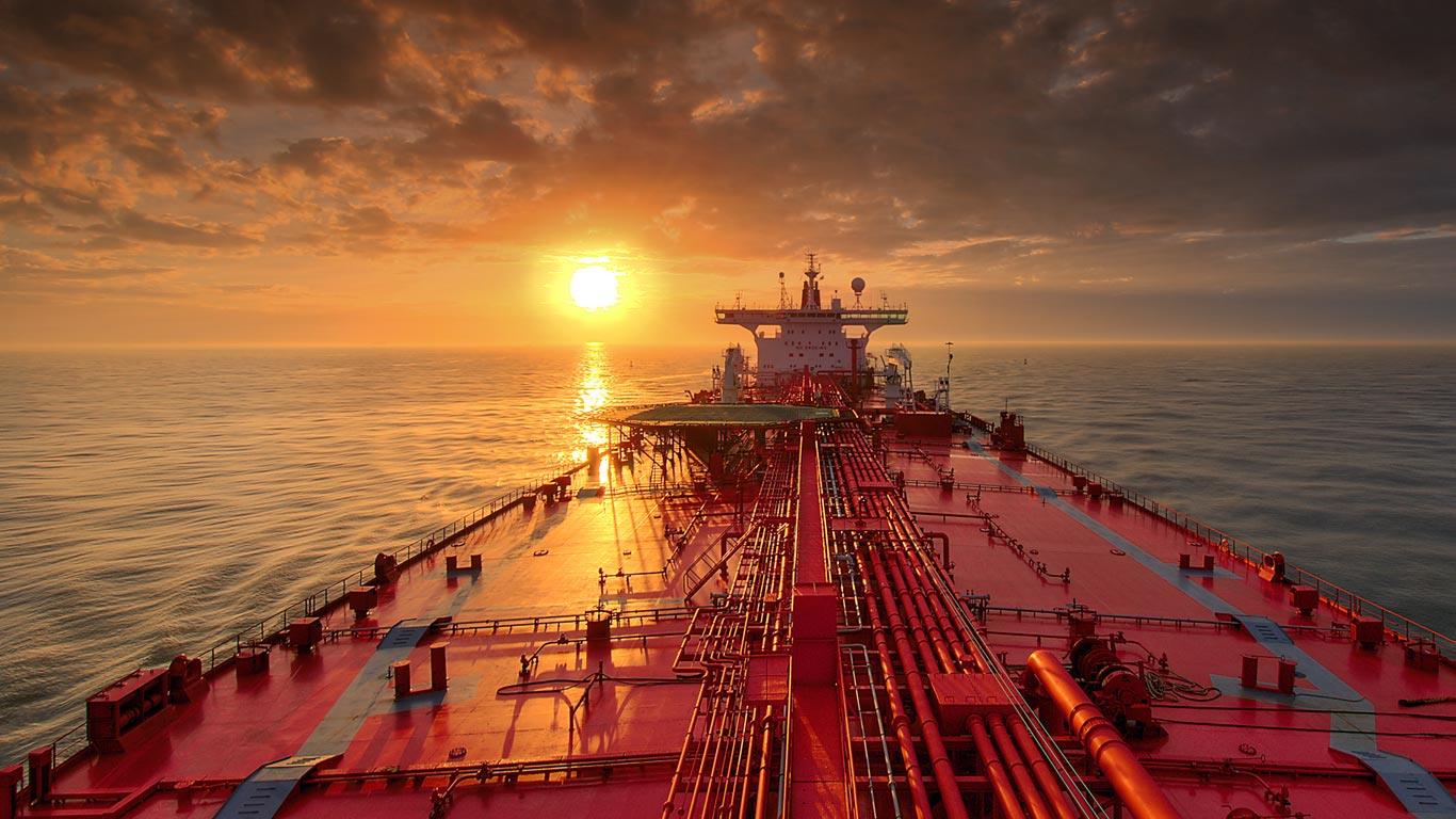Oil tanker near Galveston, Texas (© Louis Vest/Getty Images)(Bing Canada)