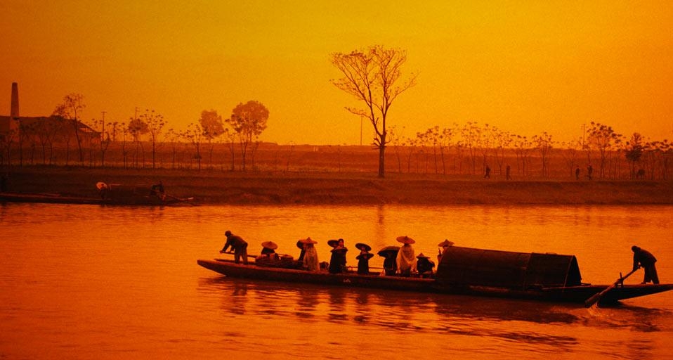 黄昏时分，桂林漓江上的小船 (© Glowimages/age fotostock) &copy; (Bing China)