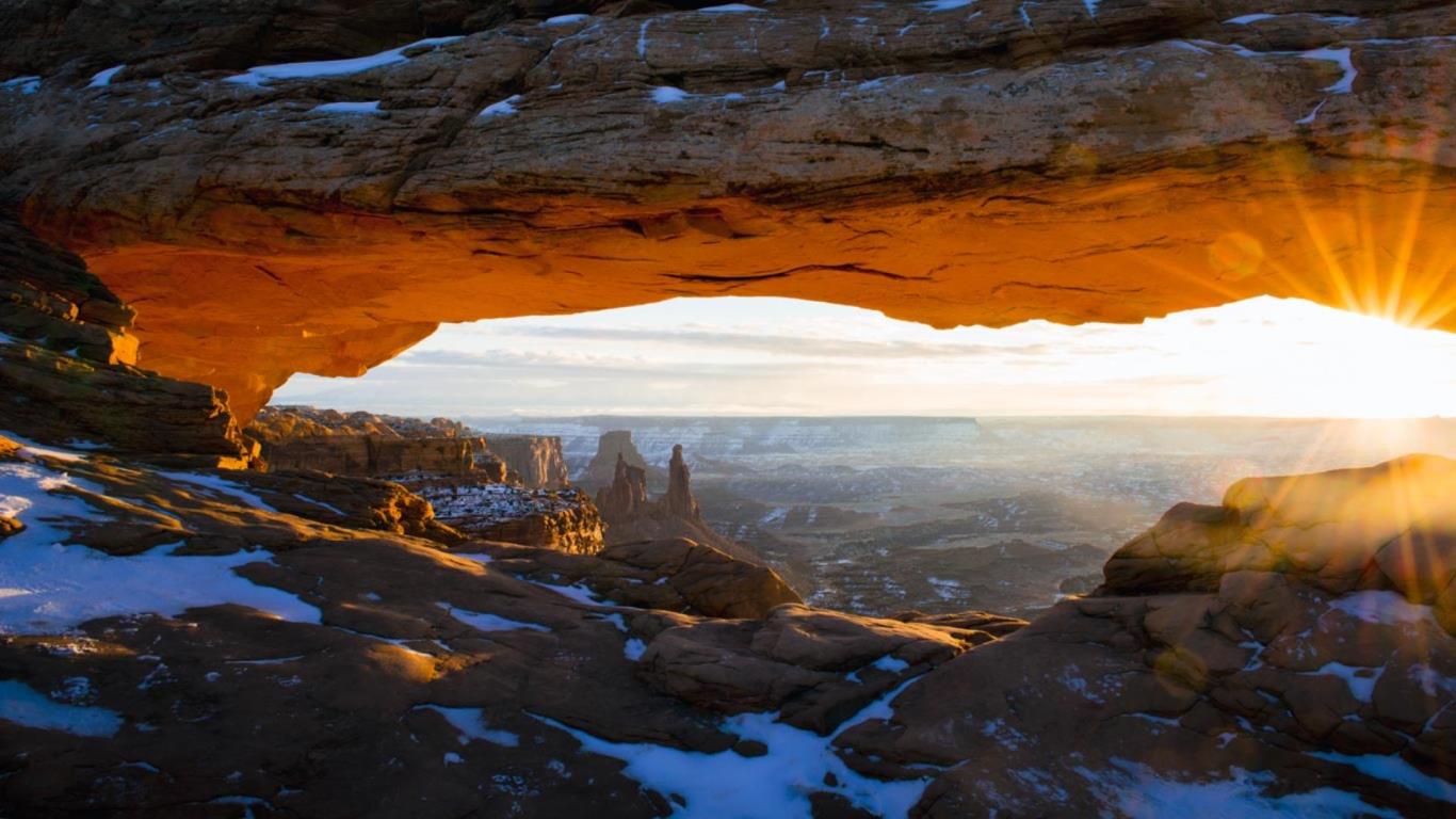 The sun peeks through Mesa Arch in Canyonlands National Park, Utah (© Zev Yanovich)(Bing Canada)