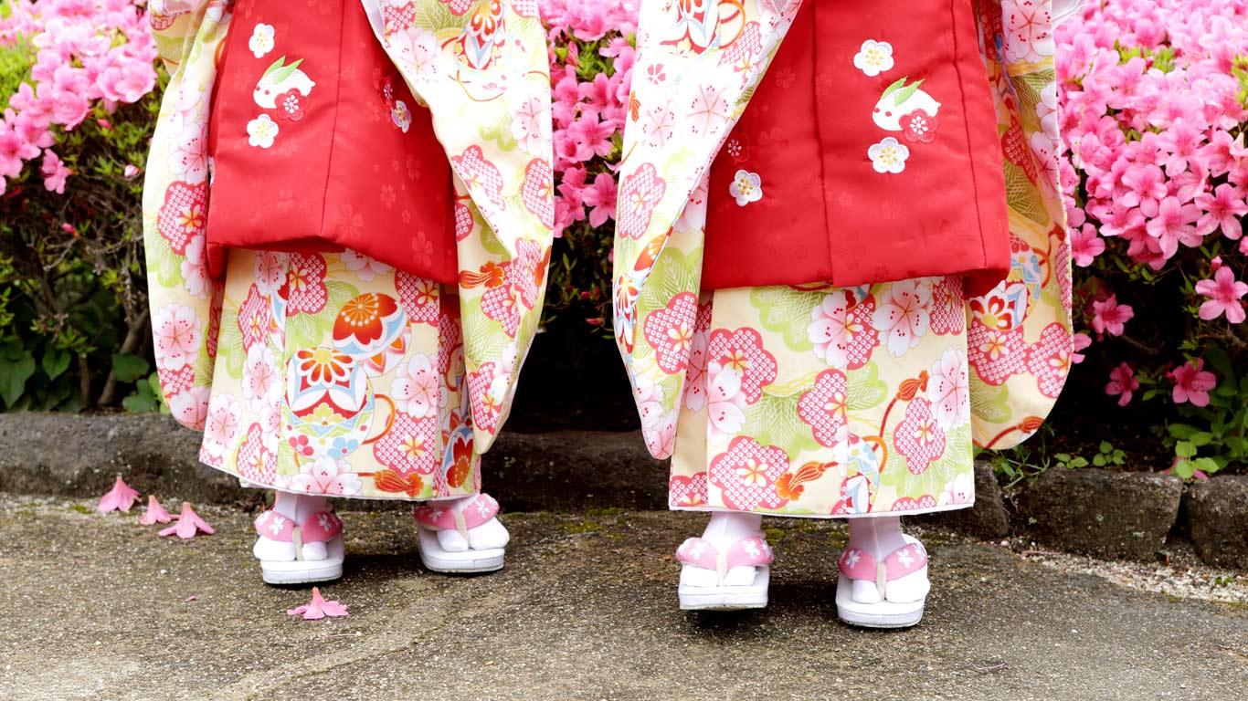 ｢振袖姿の双子｣ (© sot/Gettyimages)(Bing Japan)