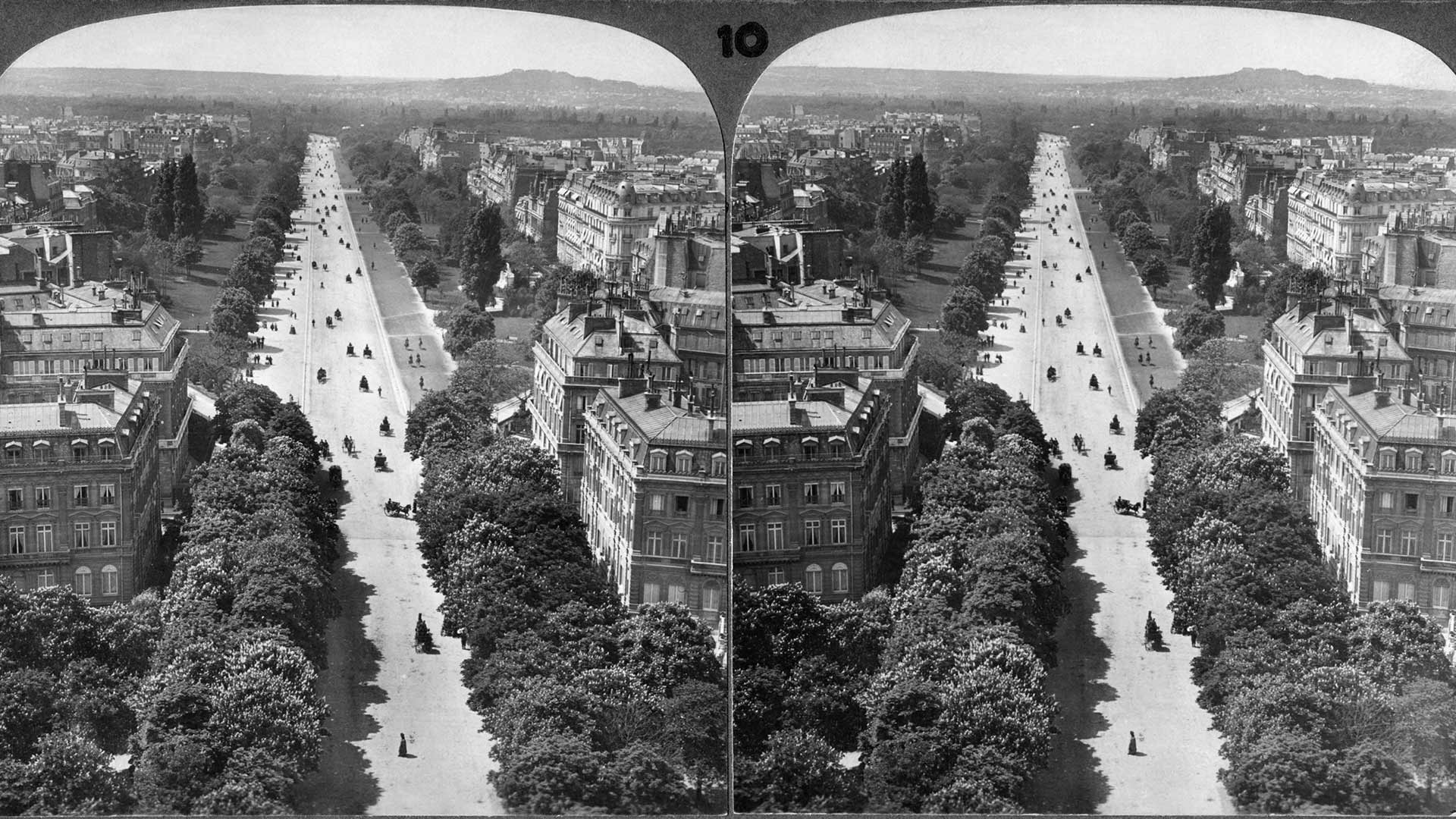 Carte stéréo Underwood & Underwood représentant l’avenue du Bois de Boulogne (Avenue Foch) prise depuis l’arc de Triomphe vers le mont Valérien (© JT Vintage/Glasshouse Images/Alamy Stock Photo)(Bing France)