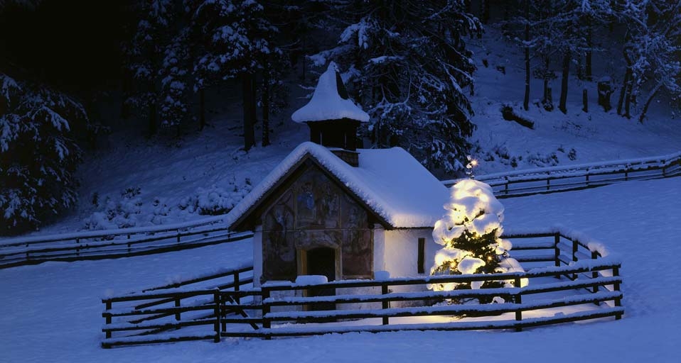 Kleine Kapelle in der Dämmerung, Elmau, Bayern – Kurt Scholz/Superstock &copy; (Bing Germany)