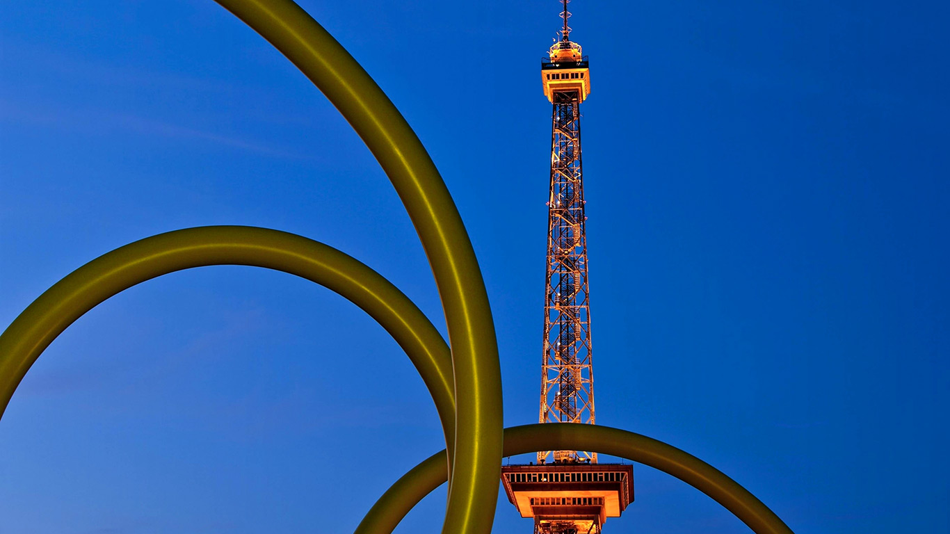 Berliner Funkturm mit Spirale bei Nacht (© Ina Penning/Panther Media/Age Fotostock)(Bing Deutschland)