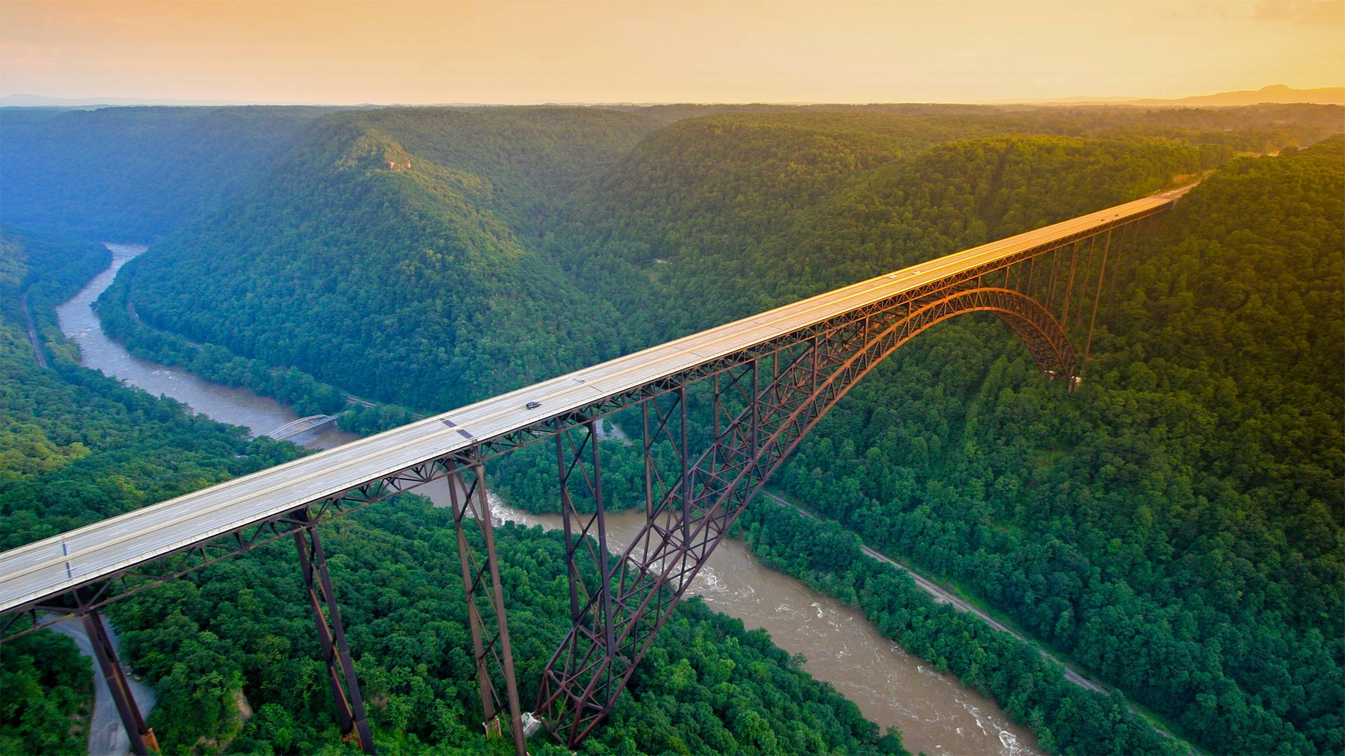 新河峡国家公园中的新河峡大桥，西弗吉尼亚州 (© Entropy Workshop/iStock/Getty Images Plus)(Bing China)
