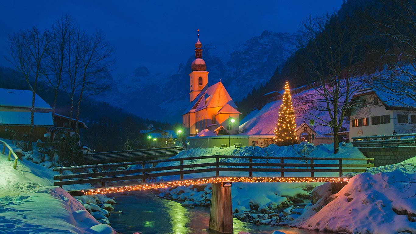 Festlich illuminierte Pfarrkirche St. Sebastian in Ramsau bei Berchtesgaden, Bayern, Deutschland (© Hans Fürmann/age footstock)(Bing Deutschland)