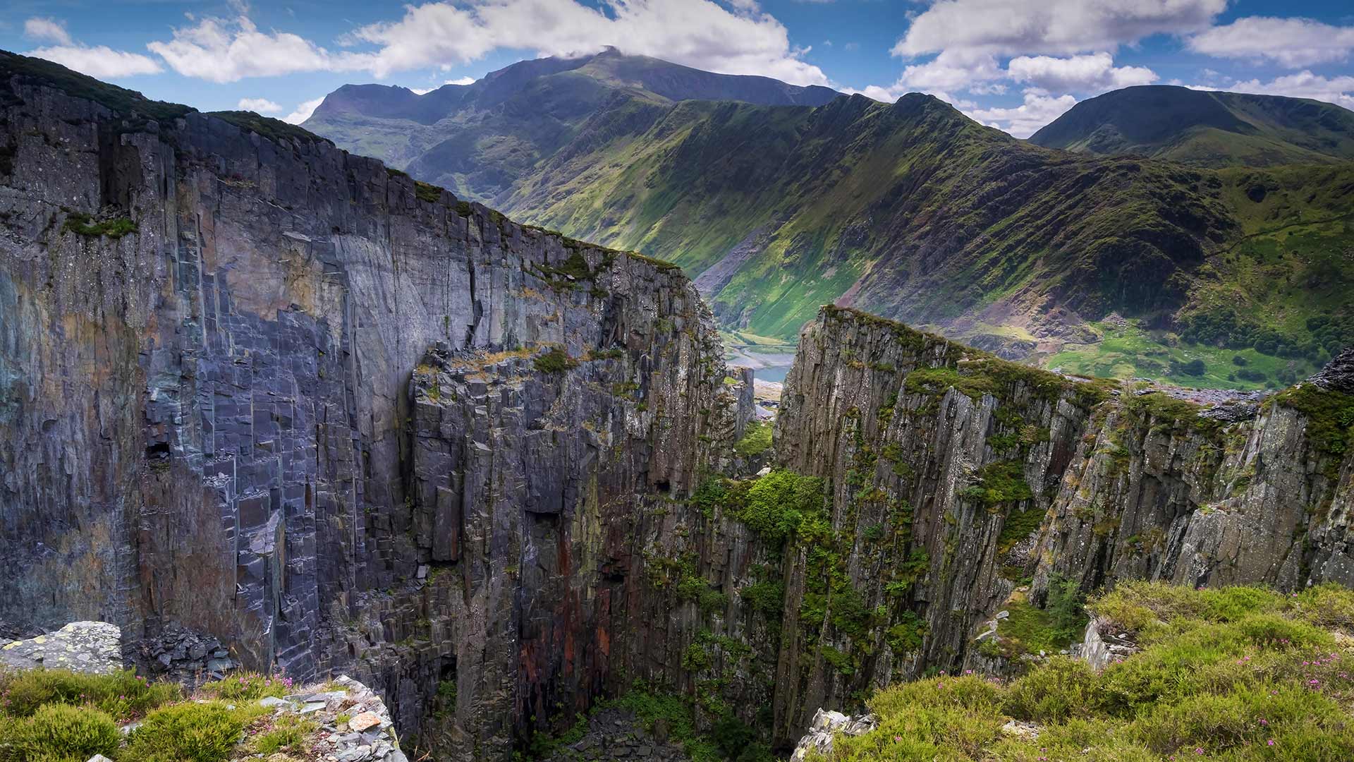 斯诺登山与兰贝里斯山口，英国史诺多尼亚国家公园 (© Alan Novelli/Alamy)(Bing China)