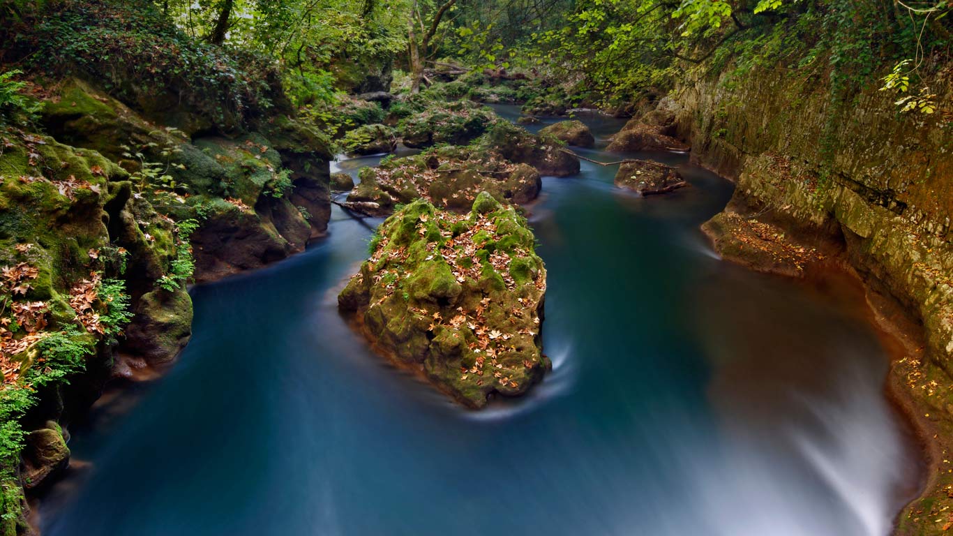 Thyamis River near Ioannina, Greece (© Hercules Milas/Alamy)(Bing Canada)
