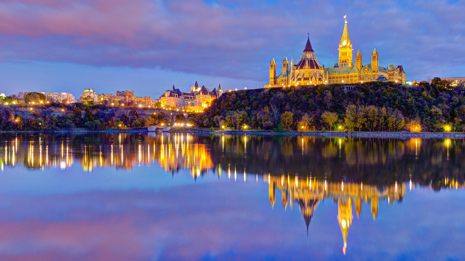 The Parliament buildings across the Ottawa River in Ottawa (© AWL Images/Danita Delimont)(Bing Canada)