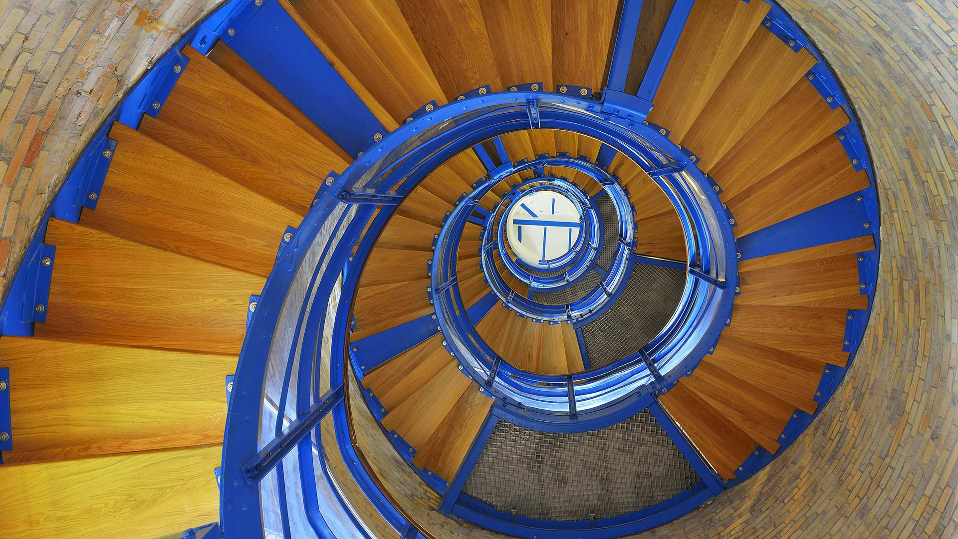 Wendeltreppe im Leuchtturm Flügge auf der Insel Fehmarn, Schleswig-Holstein, Deutschland (© Raimund Linke/Masterfile)(Bing Deutschland)