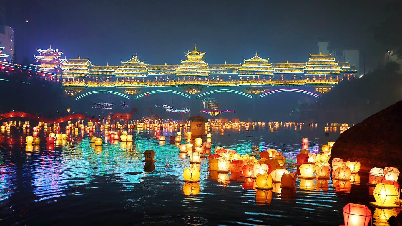 【今日中元节】桂林中元节万盏河灯漂放活动，中国广西 （© VCG/Getty Images）(Bing China)