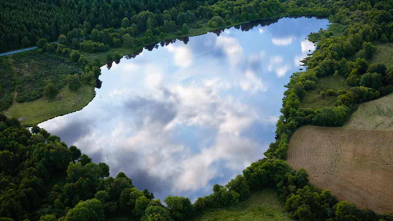 Parc Naturel Régional des Volcans d’Auvergne, Puy-de-Dôme, Auvergne-Rhône-Alpes, France. (© CORMON Francis/hemis.fr/Alamy Stock Photo)(Bing France)