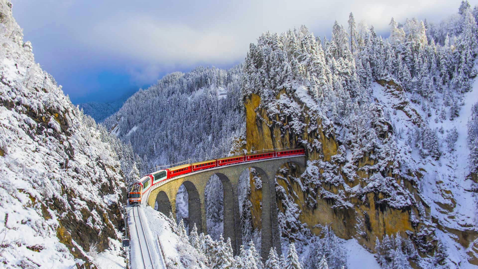 朗德瓦萨桥上的贝尔尼纳快车，瑞士格劳宾登 (© Marco Bottigelli/Getty Images)(Bing China)