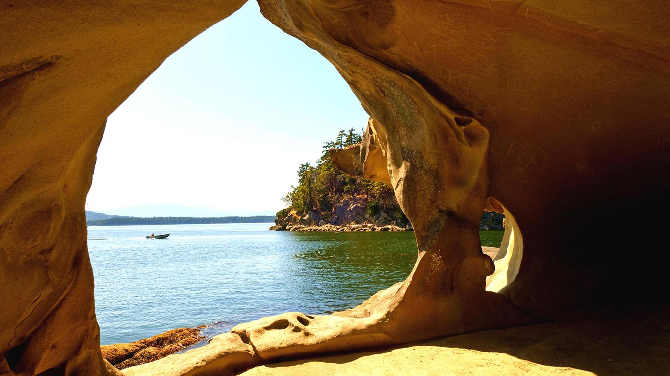 Sandstone shoreline, Galiano Island, Gulf Islands, BC (© Chris Cheadle/All Canada Photos/Getty Images)(Bing Canada)