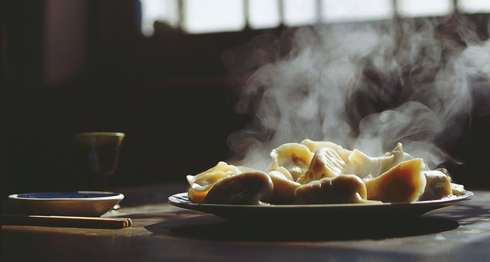 春节习俗：合家团圆吃饺子 -- Corbis/Superstock &copy; (Bing China)