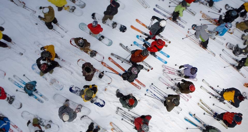 冬季里的滑雪爱好者 -- Brian Stevenson/Corbis &copy; (Bing China)