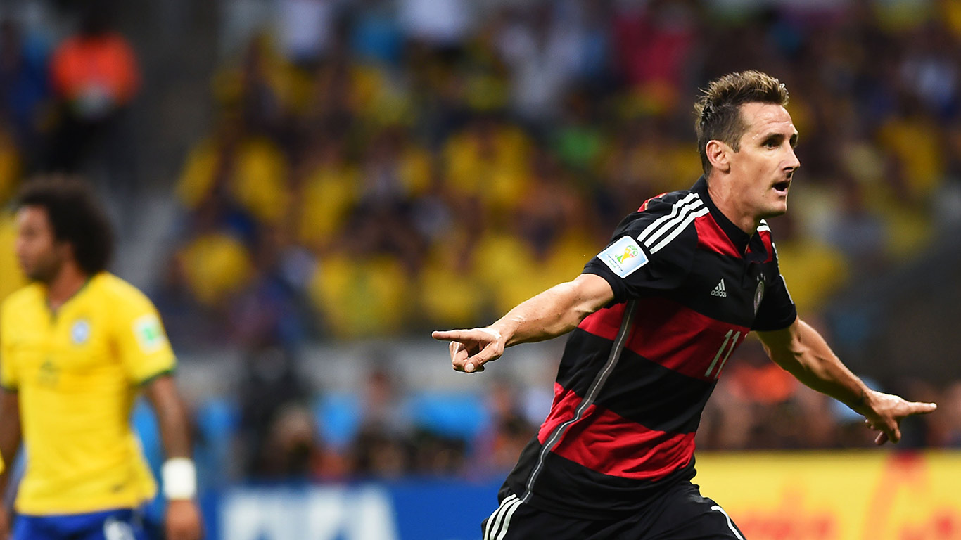Deutschlands Stürmer Miroslav Klose feiert seinen Treffer zum 2:0 im Halbfinale gegen Brasilien bei der FIFA-Fußballweltmeisterschaft 2014 in Belo Horizonte, Brasilien, am 8.7.2014 (© Laurence Griffiths/Getty Images)(Bing Deutschland)