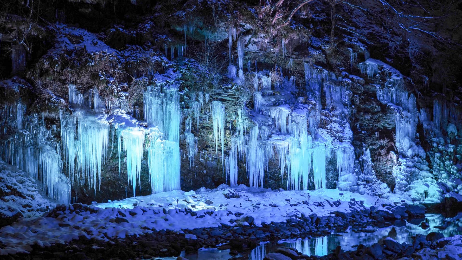 ｢三十槌の氷柱｣埼玉県, 秩父市 (©  Mommyphoto/Shutter.com)(Bing Japan)