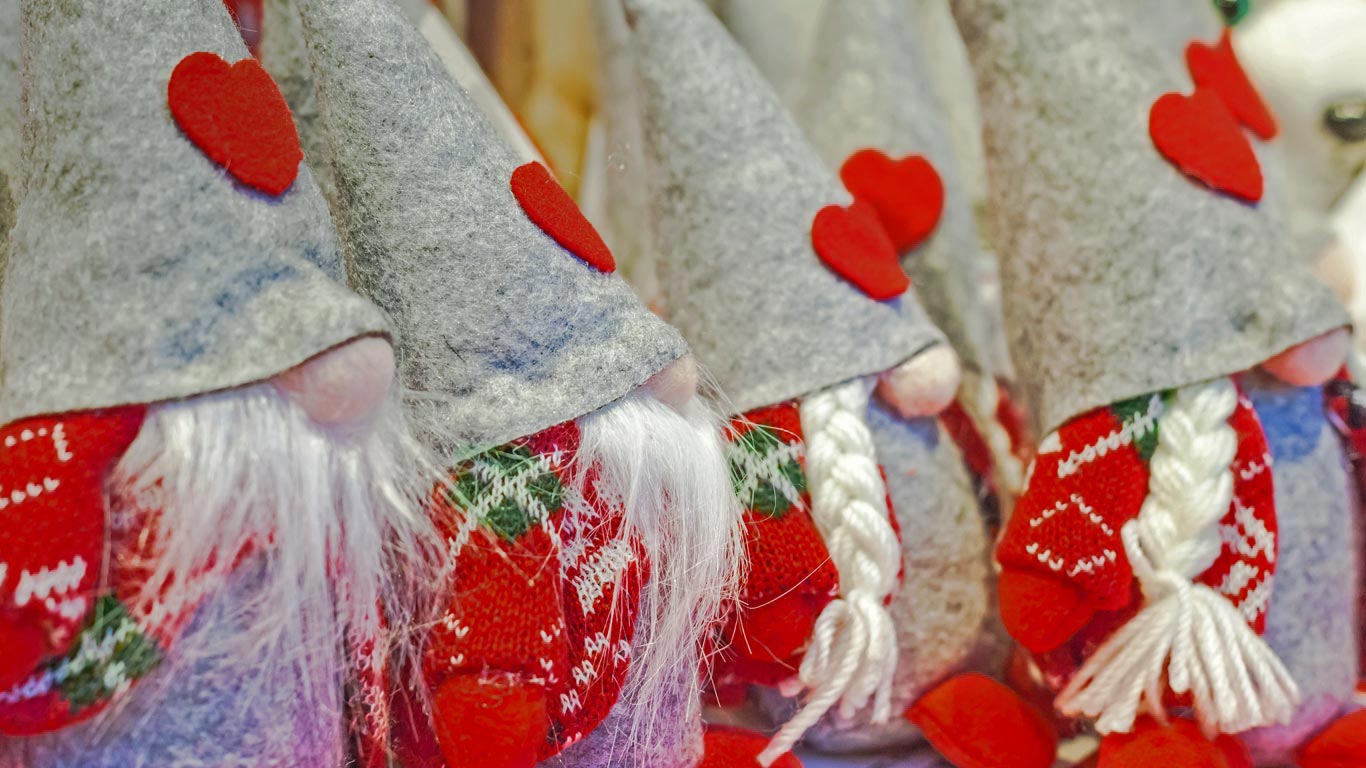 圣诞市场上出售的地精，意大利佩尔吉内瓦尔苏加纳 (© Flavia Morlachetti/Moment/Getty Images)(Bing China)