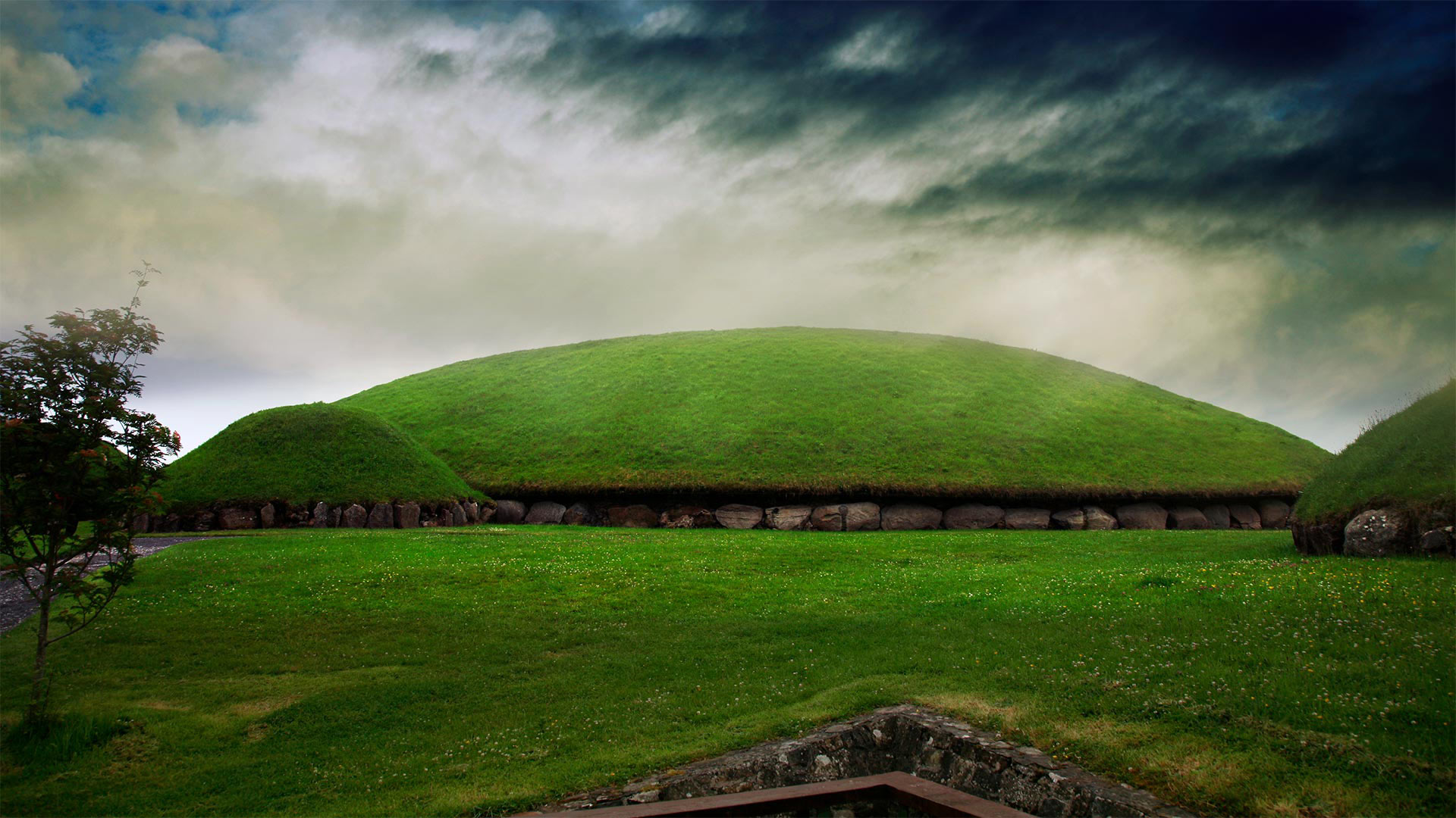 纽格兰奇墓，爱尔兰博因河谷 (© whatapicture/plainpicture)(Bing China)