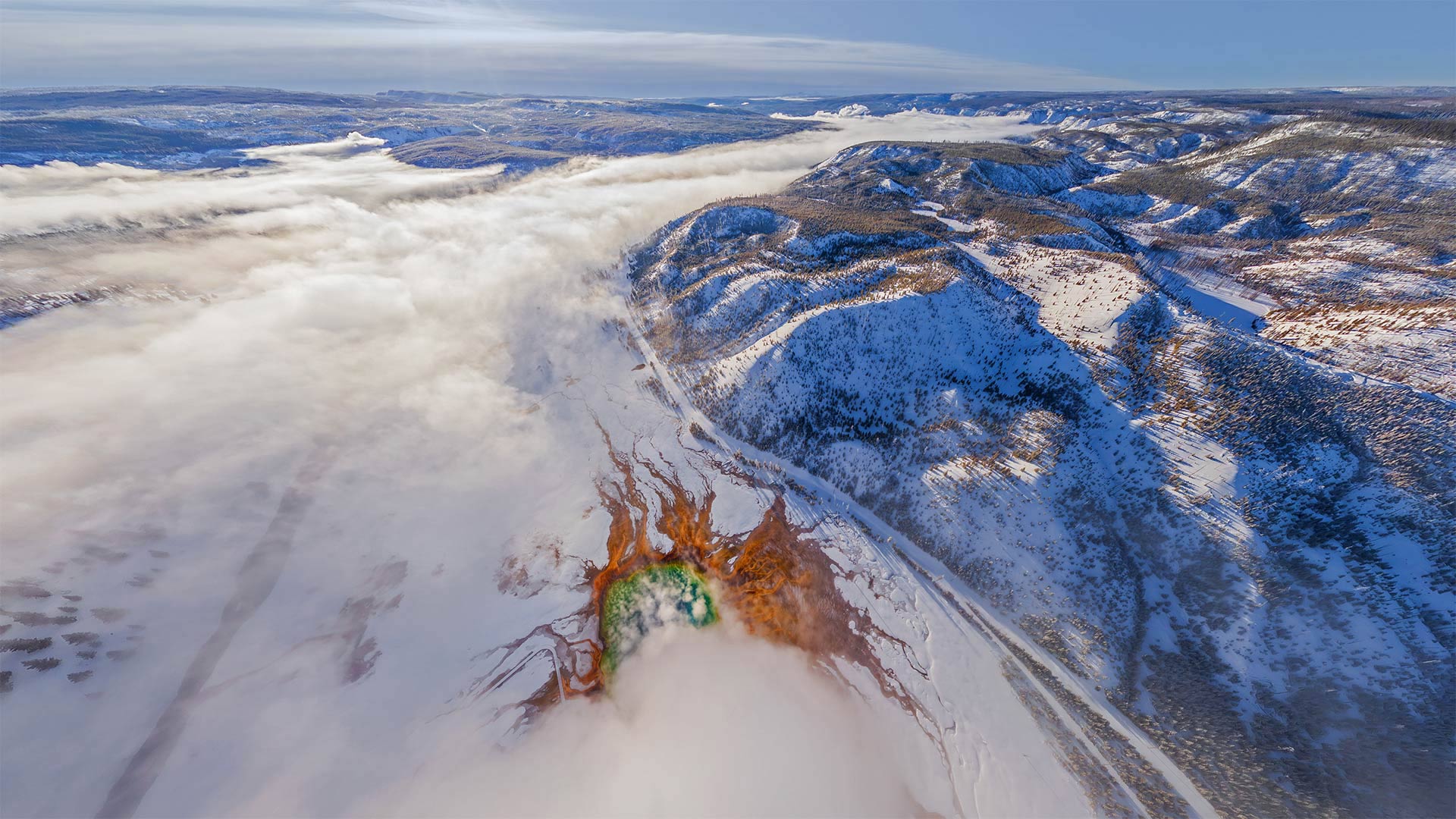 黄石国家公园的大棱镜泉鸟瞰图，美国怀俄明州 (© AirPano LLC/Amazing Aerial Agency)(Bing China)