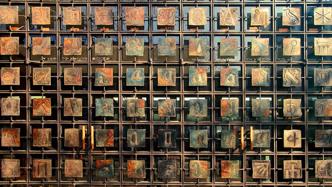 „A-Teppich“ des Bildhauers Fritz Kühn, Eingangsportal der Berliner Stadtbibliothek. Zum Bundesweiten Vorlesetag (© Zoonar GmbH/Alamy Stock Photo/Alamy)(Bing Deutschland)