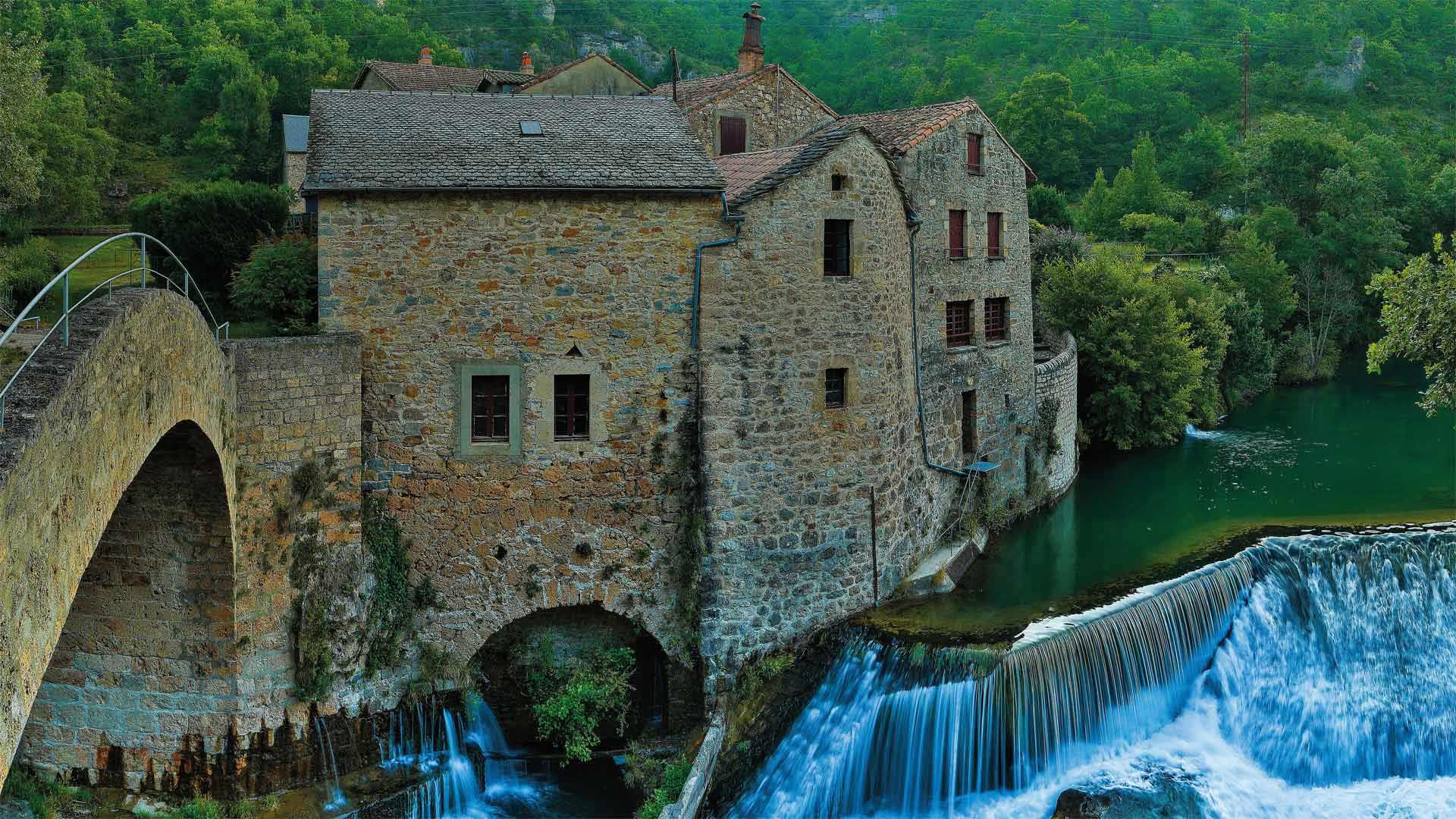 杜尔比河峡谷中的Moulin de Corp和小桥，法国Grands Causses自然公园 (© Hemis/Alamy)(Bing China)
