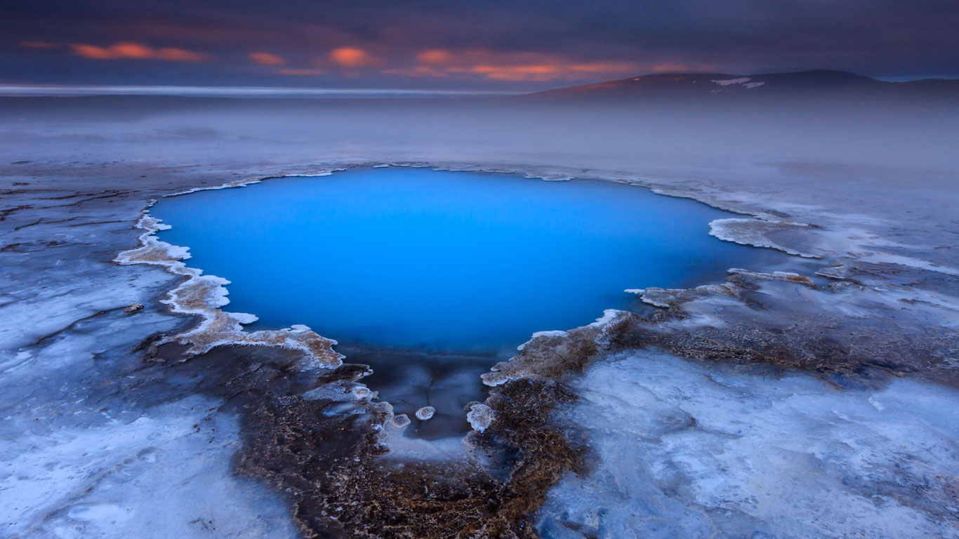 ｢クヴェラヴェトリル温泉｣アイスランド, キョルル (© Mliberra/Getty Images)(Bing Japan)