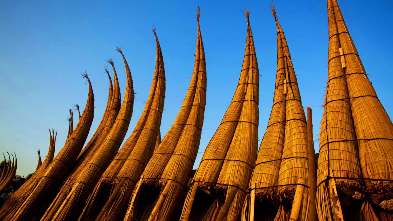 Reed fishing boats in Huanchaco, Peru (© Patrick Brandenburg/Tandem Stock)(Bing Canada)