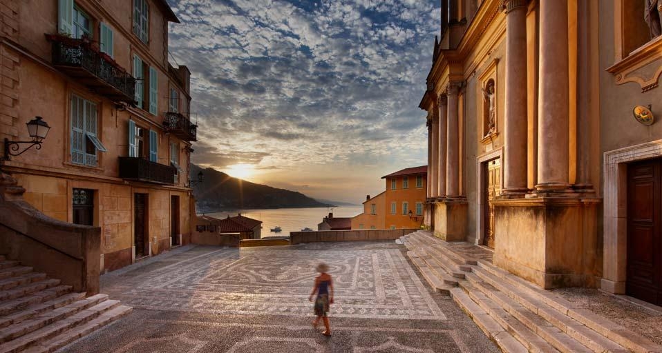 Parvis de la basilique Saint-Michel-Archange dans le vieux Menton, Alpes-Maritimes, PACA (© David Noton/Alamy) &copy; (Bing France)