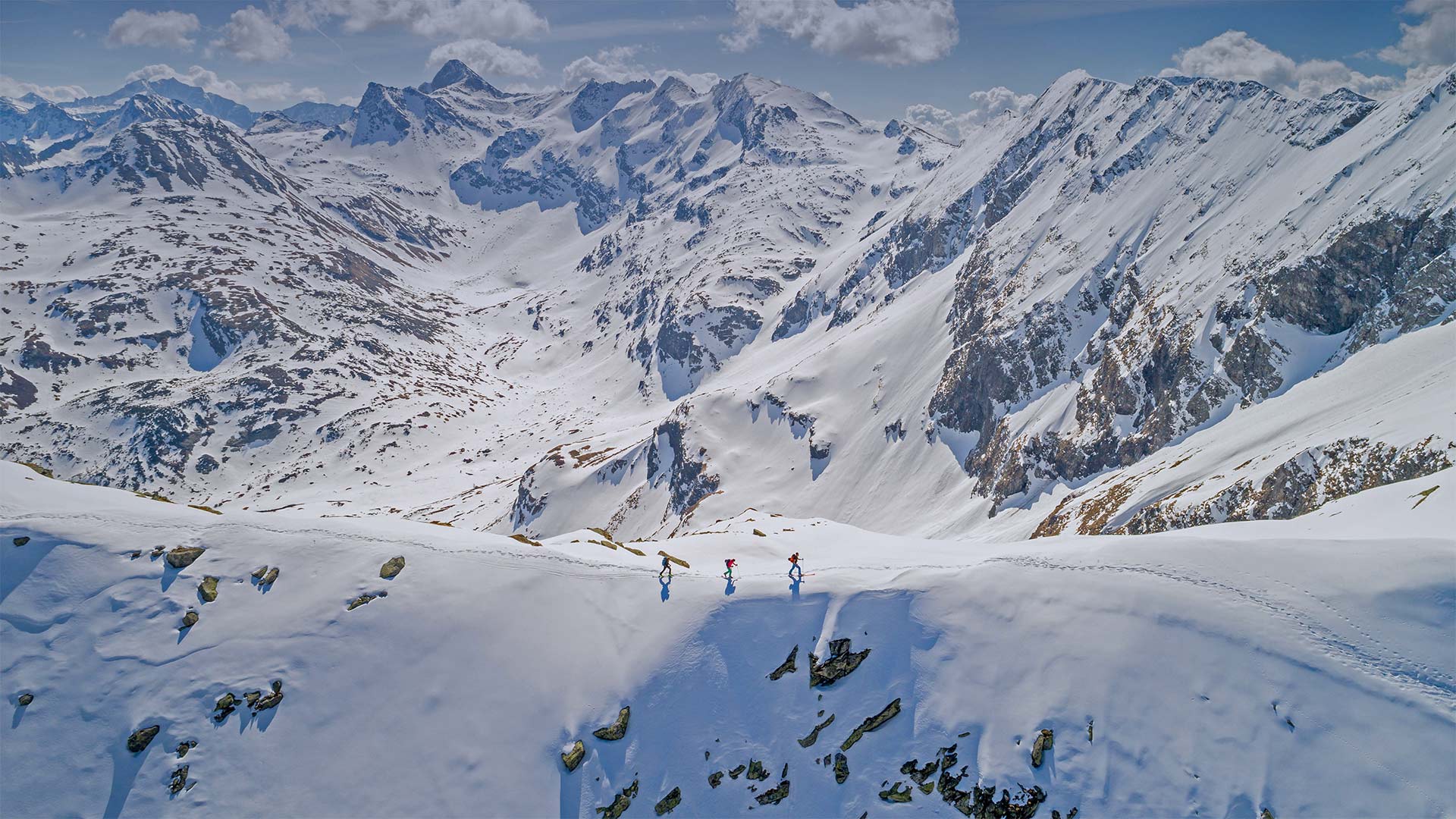 在高地陶恩山脉的滑雪旅行，奥地利巴德加斯坦 (© RooM the Agency/Alamy)(Bing China)
