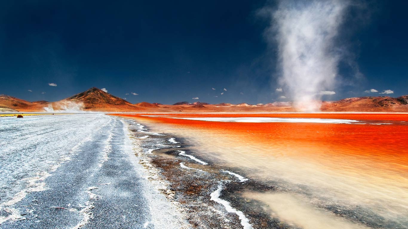 玻利维亚，红湖，沙暴卷起漩涡 (© Dordo Brnobic/Corbis)(Bing China)