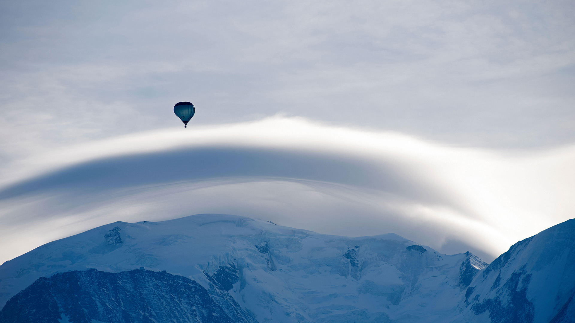 Le Mont Blanc, surmonté d’un nuage lenticulaire et d’une montgolfière, Haute-Savoie (© Henry Ausloos)(Bing France)
