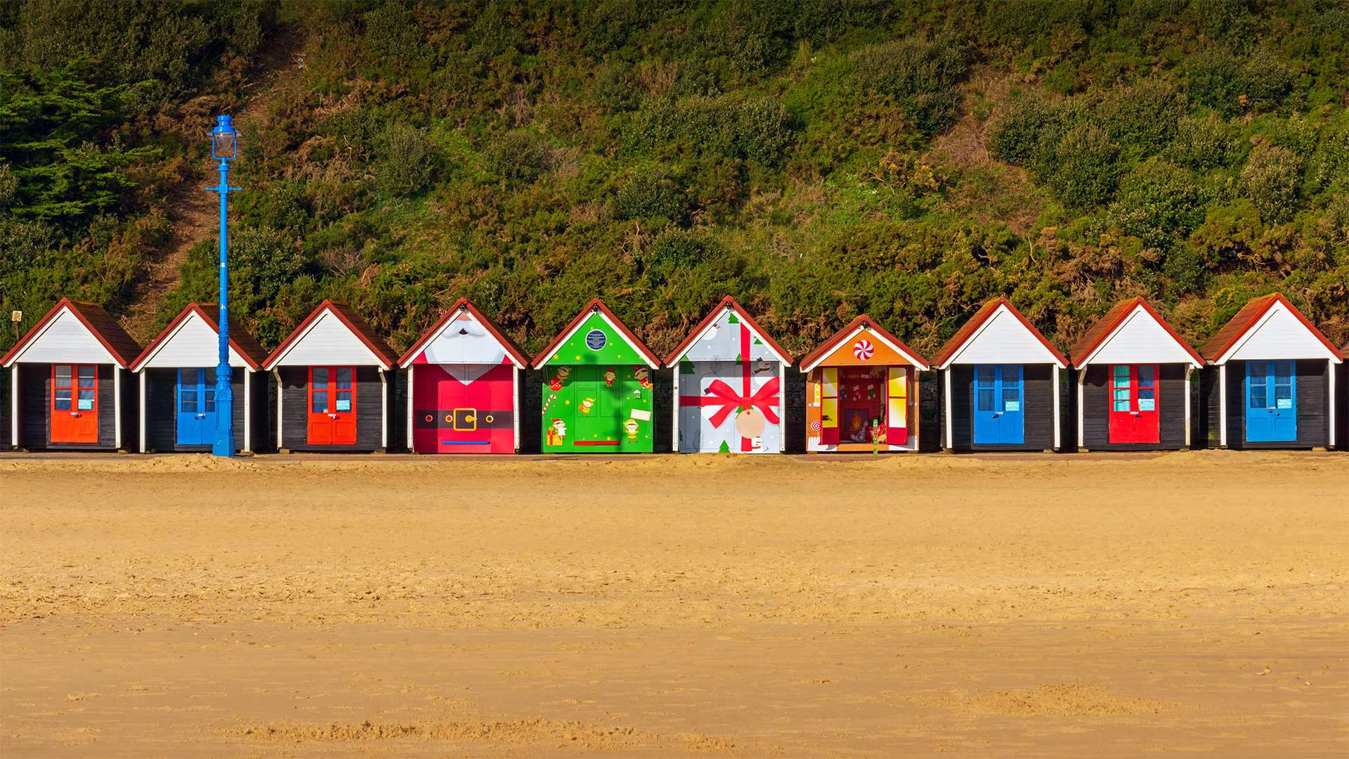 圣诞主题的海滩小屋，英国伯恩茅斯 (© Allouphoto/Alamy)(Bing China)