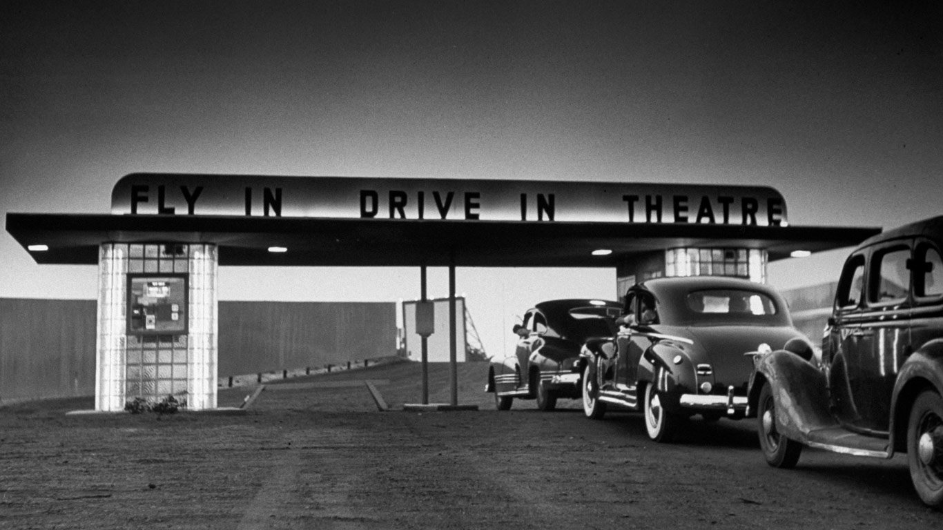 抵达沃尔镇Fly-in Drive-in剧场的观众，美国新泽西州 (© Martha Holmes/Time Life Pictures/Getty Images)(Bing China)
