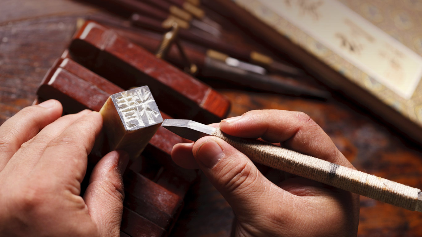 工匠正在雕刻汉字印章 (© Yi Lu/Viewstock/Corbis)(Bing China)