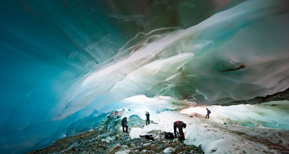 阿根廷阿尔韦亚尔冰川洞穴 -- Science Faction/SuperStock &copy; (Bing China)