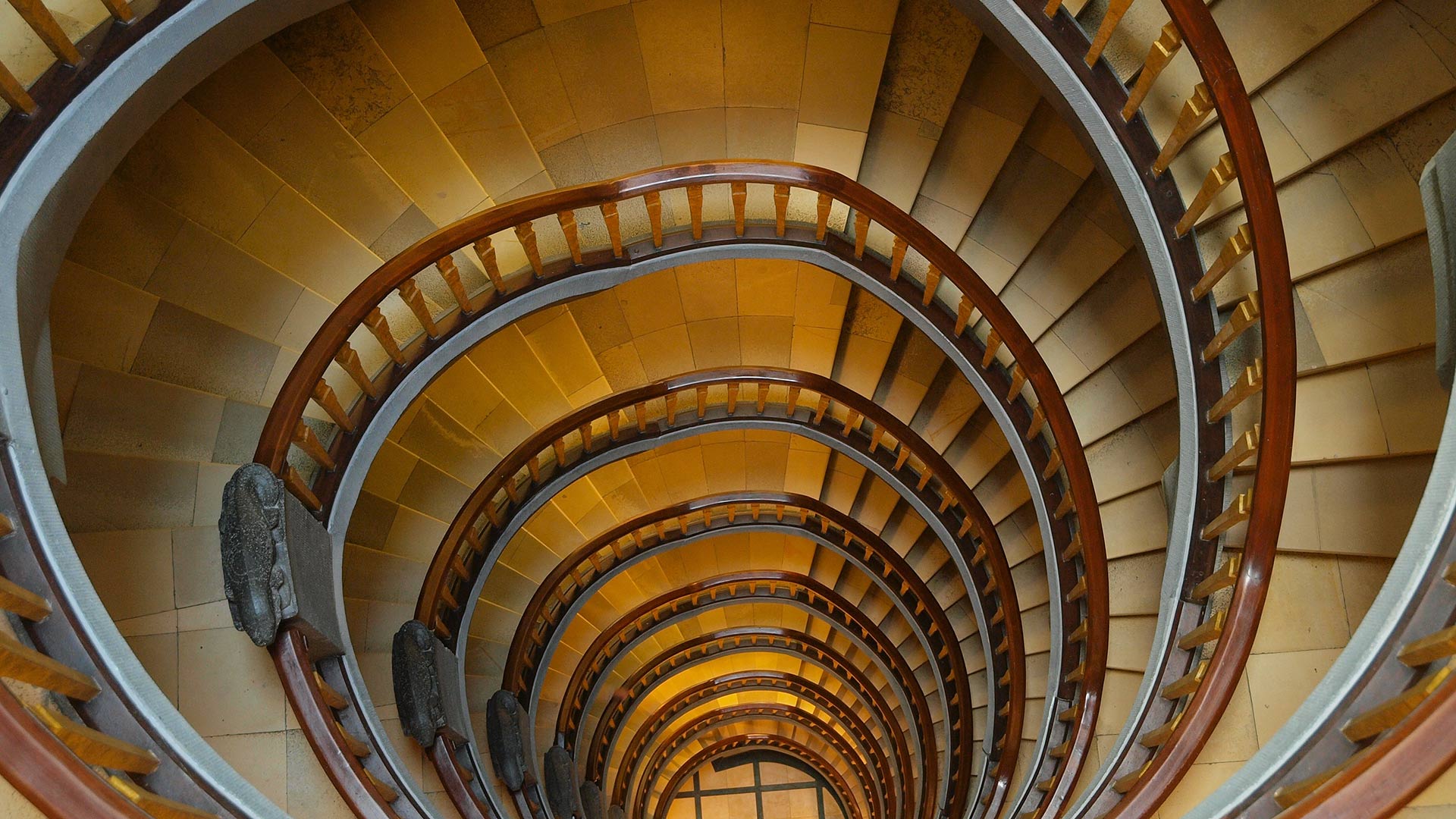 智利屋中的旋转楼梯，德国汉堡 (© Rüdiger Hess/geo-select FotoArt)(Bing China)