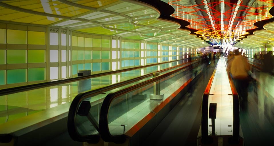 ｢オヘア国際空港の動く歩道｣アメリカ, シカゴ, オヘア国際空港 -- Panoramic Images/Getty Images &copy; (Bing Japan)