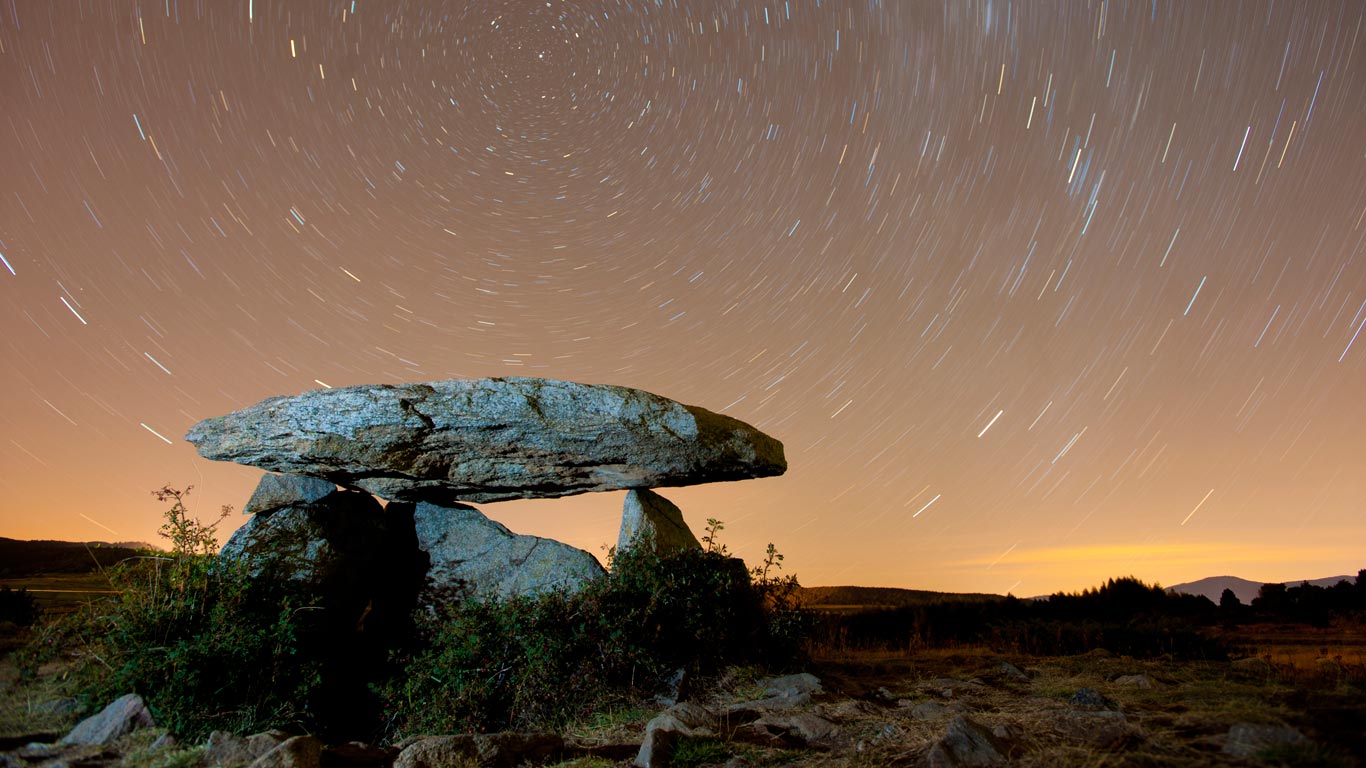 Dolmen de La Borda ou des Pascarets la nuit à Eyne, Pyrénées-Orientales (© Inaki Relanzon/Minden Pictures)(Bing France)