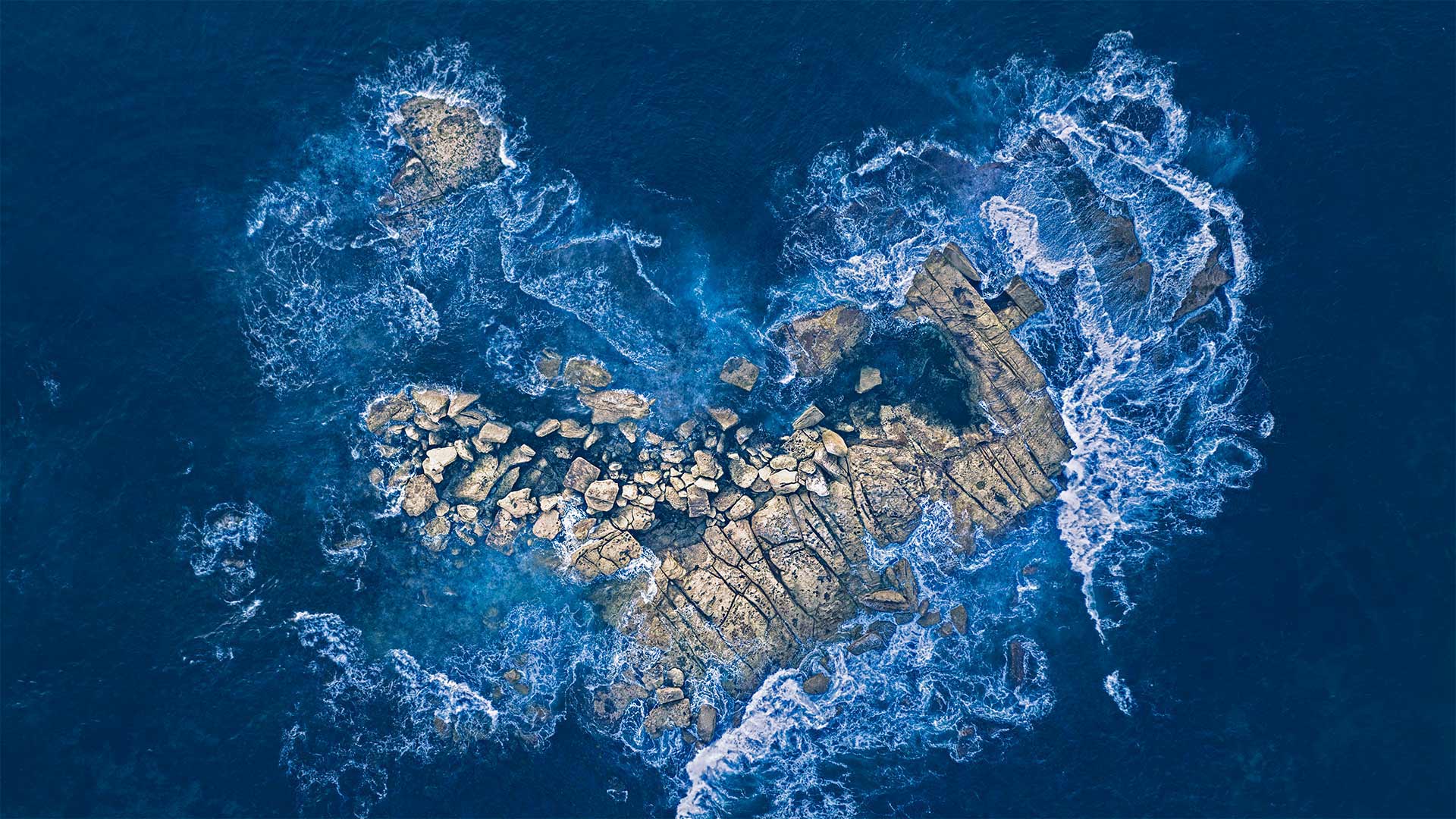 海浪冲击着悉尼海岸的一个心形岩石岛，澳大利亚 (© Kristian Bell/Getty Images)(Bing China)