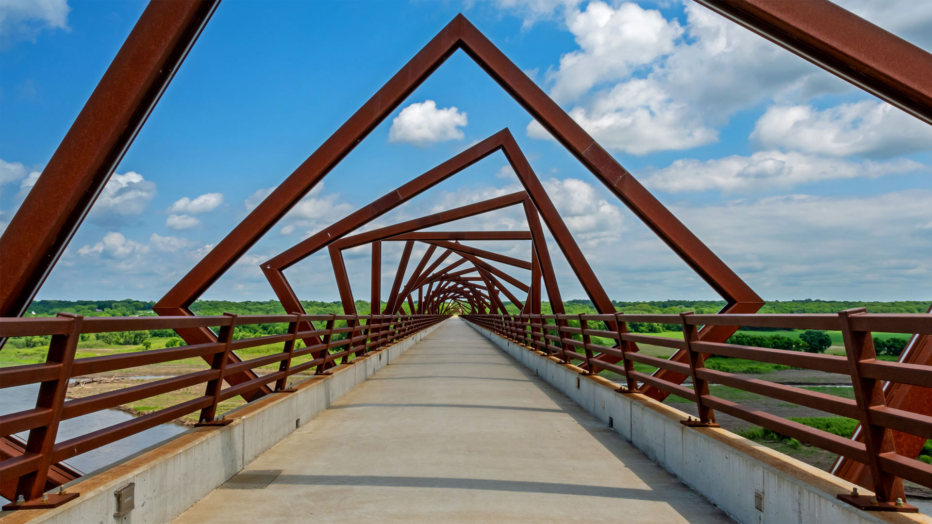 爱荷华州中部的高架栈桥 (© Kelly van Dellen/Getty Images Plus)(Bing China)