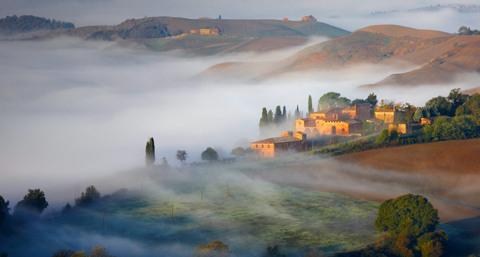 Early morning fog in Crete Senesi, Italy (© Fabio Muzzi/Corbis) &copy; (Bing Canada)