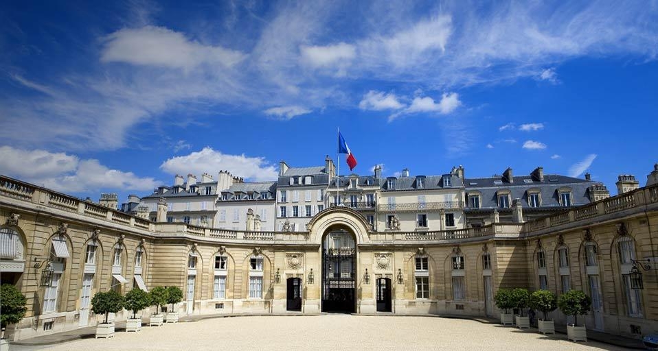 Cour d’honneur du palais de l’Élysée, résidence du chef de l’État, Paris (© Patrick Escudero/Age Fotostock) &copy; (Bing France)