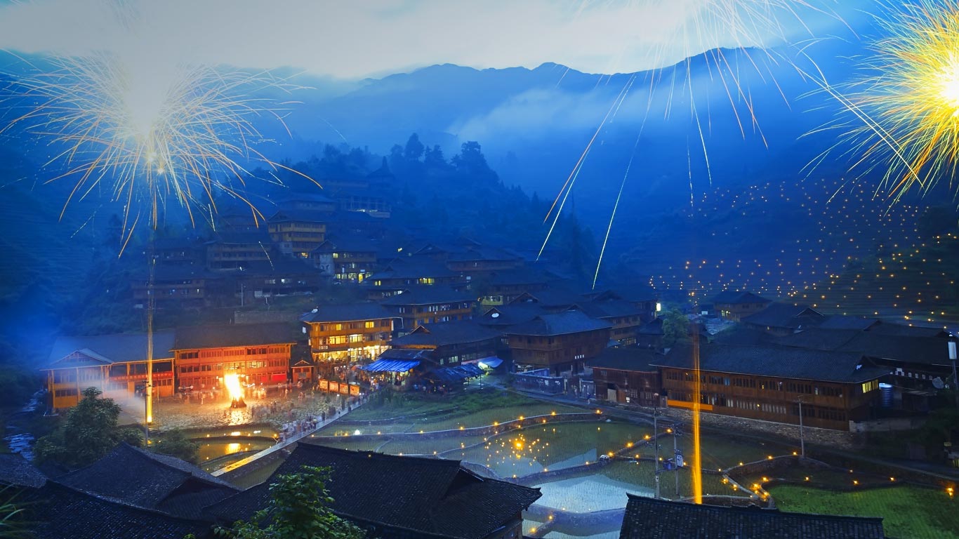桂林龙胜大寨火把节，每年六月初六的传统节日 (© HAIBO BI/E+/Getty Images)(Bing China)