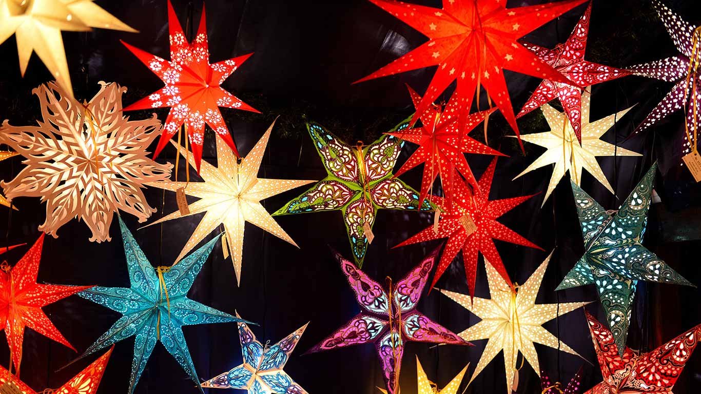 Weihnachtssterne auf dem Christkindlesmarkt in Nürnberg, Bayern, Deutschland (© Rüdiger Hess/geo-select FotoArt)(Bing Deutschland)