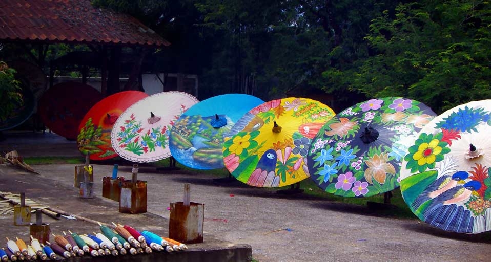 泰国清迈市精美的手绘纸伞 -- Jonathan Pio &copy; (Bing China)