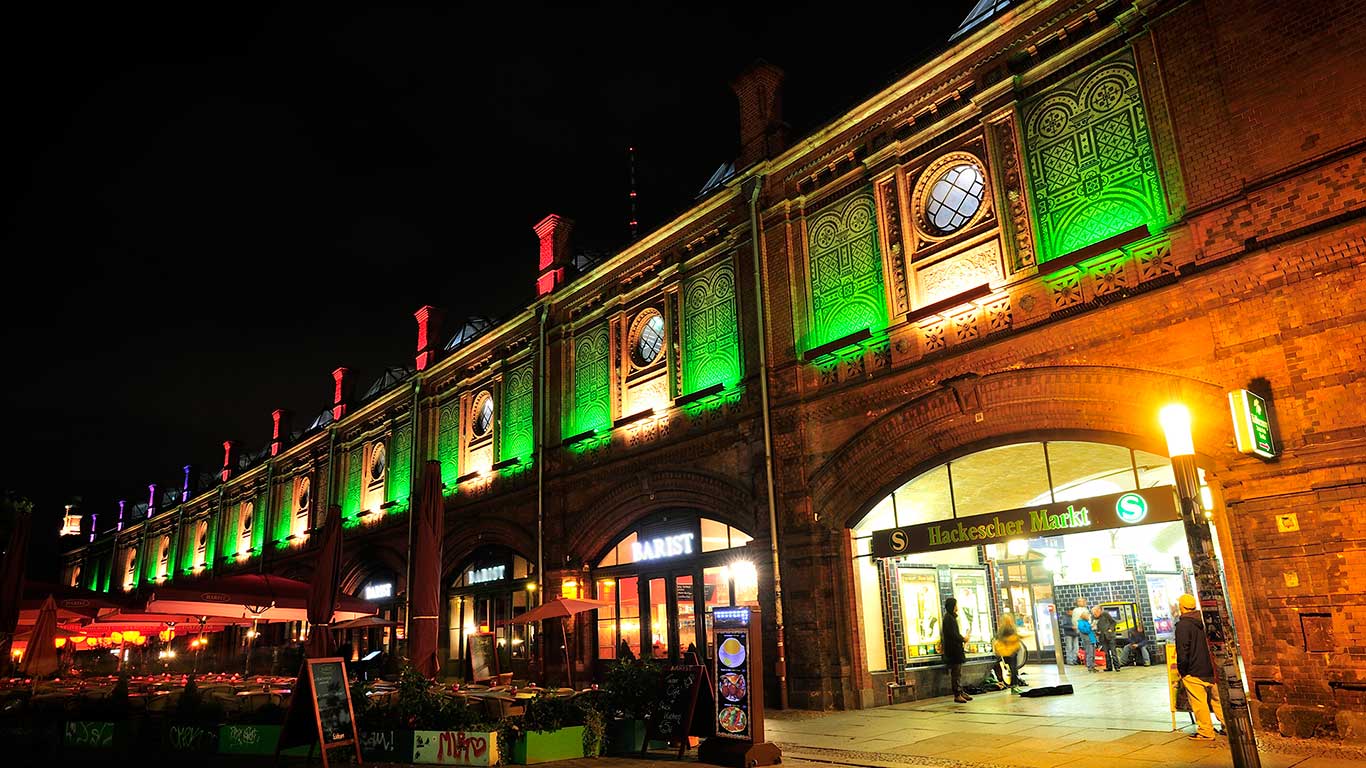 S-Bahnhof Hackescher Markt in Berlin während des Festival of Lights (© Yannick Tylle/Corbis)(Bing Deutschland)